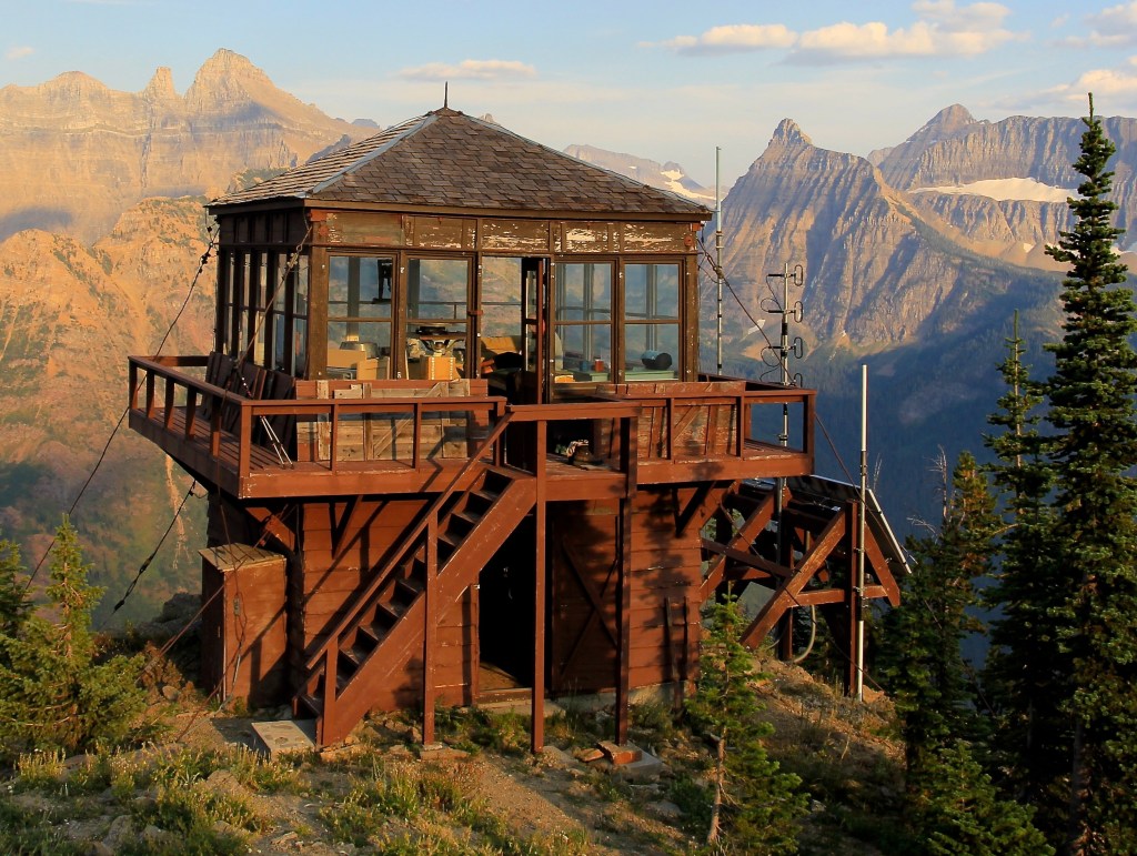 A lookout with mountains in the background.