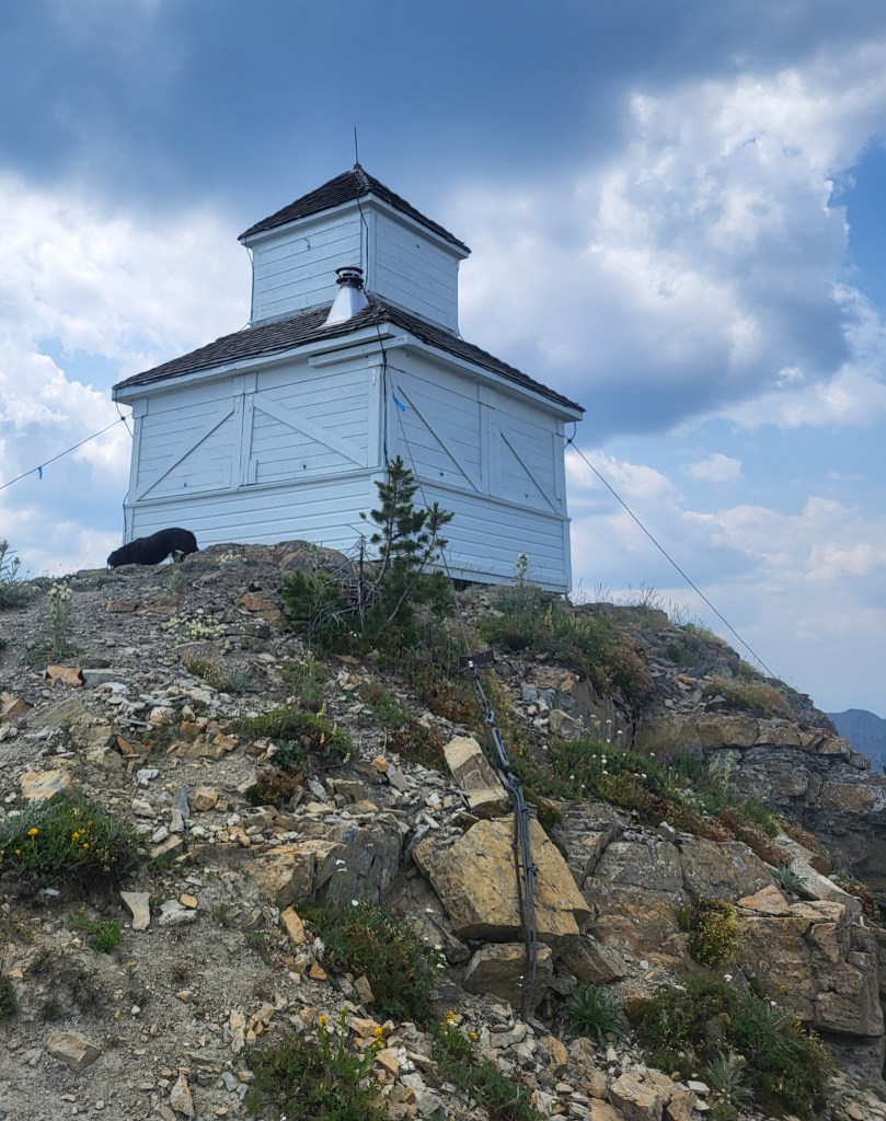 A cupola lookout on top of a rocky edge.